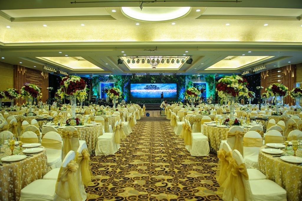 Crown Victoria Hotel Tulungagung Exterior photo