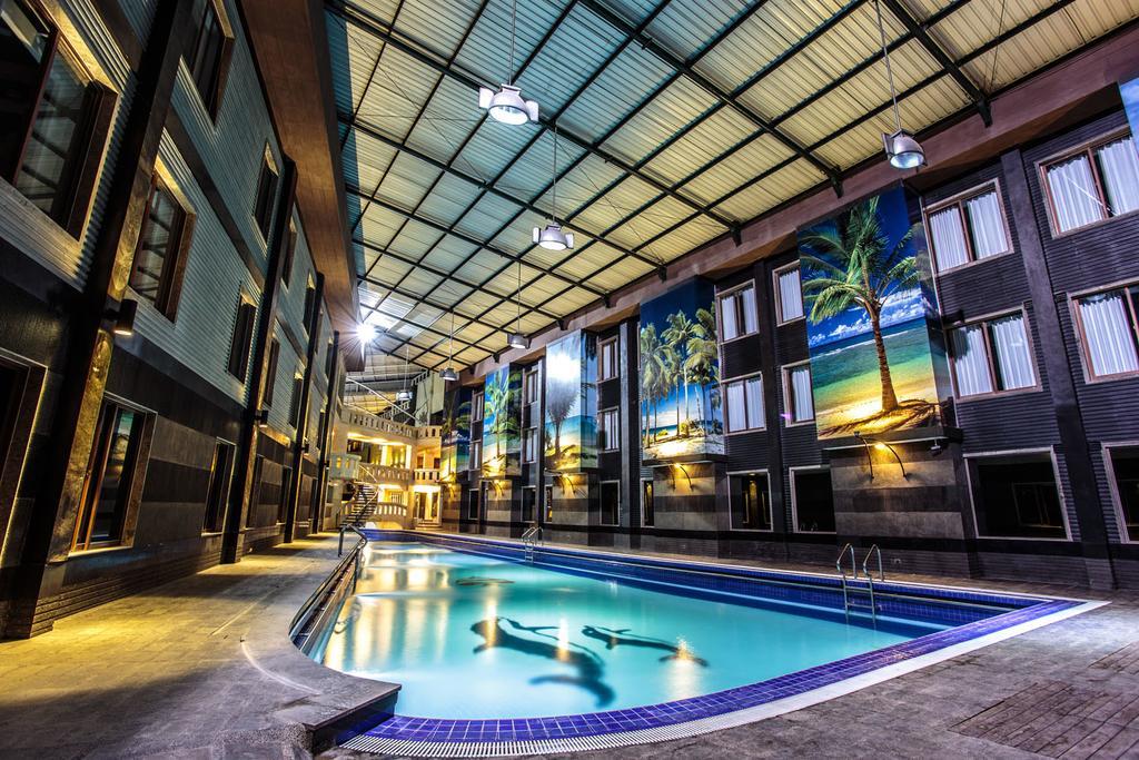 Crown Victoria Hotel Tulungagung Exterior photo